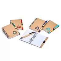 Este caderno é uma ótima opção para fazer anotações sem abrir mão da sustentabilidade. Com capa produzida em papelão com detalhe vazado que remete ao símbolo da reciclagem, ele conta com encadernação Wire-O e aproximadamente 70 folhas brancas pautada