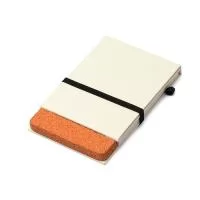 Bloco feito de material ecológico é muito utilizado para pequenas notas, mensagens e recados no ambiente corporativo, o porta-recado personalizado é uma excelente escolha de brinde promocional para seu evento, ação de marketing ou ainda para presentear clientes e colaboradores. Super compacto e com ótimo custo benefício, o bloco de anotações conta com 80 folhas, elástico na cor preta e porta caneta. Personalize com sua marca gravada em serigrafia e crie um brinde corporativo que deixe sua marca sempre presente no dia a dia de clientes e colaboradores.