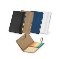Porta cartões em kraft reciclado com elástico, acompanha 6 blocos adesivados com 22 folhas cada. 104 x 65 x 5 mm