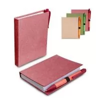 Mini caderno A6 produzido em papel reciclado com capa dura, contendo aproximadamente 100 folhas sem pauta, sticky notes e caneta ecológica combinando com o bloco. A caneta é fabricada em papel reciclado com detalhes em PLA biodegradável, reforçando a proposta sustentável do produto.  Compacto, funcional e moderno, é ideal para anotações rápidas no dia a dia, reuniões, treinamentos, eventos e ações promocionais. Excelente opção para brindes corporativos ecológicos com alta utilidade e visibilidade da marca.  Material: Papel reciclado, capa dura e caneta em papel reciclado com PLA biodegradável.