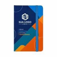 Caderneta com capa dura emborrachada, elástico para fechamento e marca-páginas em fita de cetim. Possui aproximadamente 80 folhas marfim pautadas.  Altura :  13,9 cm  Largura :  8,8 cm  Profundidade :  1,4 cm