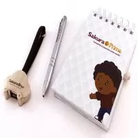 Fabricação própria, blocos personalizados do seu jeito. Permite lâminas de publicidade. Bloco de capa dura com arte em 4 cores, miolo com 96 folhas personalizadas, contra capa com suporte para caneta e acabamento em wire-o .