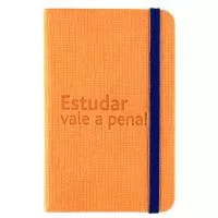 Com um design agradável e de grande utilidade, o moleskine agrada todos os públicos. Material 100% personalizado. Tamanho 9x14 ou 14x21 cm. Capa revestida em papel especial com gravação em baixo relevo ou hot stamping. Miolo possui 80 folhas com ou sem personalização no papel off set ou pólen. Elástico para fechamento e fitilho. 