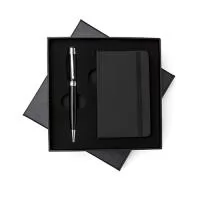 Elegante kit importando. Acompanha caderneta em couro sintético com folhas pautadas com tom marfim no tamanho 8x13 cm, caneta metal com detalhes prata e uma placa de metal ideal para gravações a laser. Cor única 