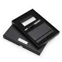 Elegante kit importado. Acompanha caderneta em couro sintético com folhas pautadas com tom marfim no tamanho 8x13 cm, caneta metal fosca com detalhe emborracho, porta cartão revestido em couro texturizado e placa de metal ideal para gravação a laser. 