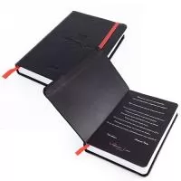 Com um design agradável e de grande utilidade, o moleskine agrada todos os públicos. Material 100% personalizado, podem acompanhar lâminas de publicidade. Tamanho 9x14 ou 14x21 cm. Capa dura revestida em couro sintético com gravação em baixo relevo.. Miolo possui 80 folhas com ou sem personalização no papel off set ou pólen. Elástico para caneta, para fechamento e fitilho. 