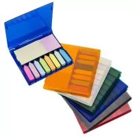 Tamanho 11,4 cm x 13,2 cm. Bloco de anotações plástico inteiro colorido com post-it. Possui 8 mini blocos auto-colantes com aproximadamente 100 folhas, um bloco médio com 100 folhas e bloco maior também com 100 folhas.