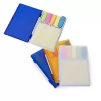 Bloco de anotações plástico com post-it, capa colorida e base branca. Possui cinco bloquinhos auto-colantes com aproximadamente 50 folhas cada e um bloco maior com folhas amarelas sem pauta, aproximadamente 50 folhas.