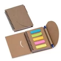 Bloco de anotações ecológico com caneta e post-it. Bloco com fechamento lateral tipo “envelope e com espiral preto lateral. Possui cinco blocos auto-colantes com 10 folhas cada, bloco com aproximadamente 70 folhas brancas pautadas e caneta de papelão de clip e ponteira plástica.