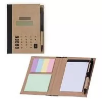 Tamanho 15,7 cm x 11,7 cm.Bloco de anotações ecológico com capa calculadora solar de 8 dígitos acoplada. Possui quatro blocos auto-colantes com aproximadamente 25 folhas cada, bloco verde com aproximadamente 25 folhas, bloco branco de rascunho com aproximadamente 30 folhas sem pauta e suporte elástico com caneta ecológica de papelão com clip e ponteira plástica preto