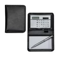 Tamanho 10,2 cm x 8,4 cm.Bloco de anotações com calculadora. Bloco couro sintético com suporte plástico para calculadora, suporte em couro com uma caneta plástica prata de clip metal(aciona por giro), bloco com aproximadamente 25 folhas brancas sem pauta e calculadora solar 8 dígitos prata com detalhes preto. 