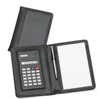 Tamanho 16,6 x 23 cm. Bloco de anotações com 30 folhas pautadas, acompanha calculadora solar e caneta. Capa de couro sintético 