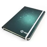 Com um design agradável e de grande utilidade, o moleskine agrada todos os publicos. Material 100% personalizado. Tamanho 9x14 ou 14x21 cm. Capa dura impressa em 4 cores. Miolo possui 80 folhas com ou sem personalização no papel off set ou pólen. Elástico para caneta, para fechamento e fitilho. 