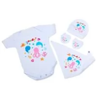 Body Manga Curta Liso 100% Poliéster branco (37x22cm). Tamanho único 2 a 12 meses, Babador tipo bandana Liso 100% Poliéster branco com fecho metálico (20x16cm). Tamanho único 2 a 12 meses. Touca Branca 100% Poliéster tamanho Único de 2 a 12 meses (15x14cm).  Luvas Branca 100 % Poliéster Tamanho Único (9x6cm). Observação: os punhos da touca e luvas o tecido é em suedine.