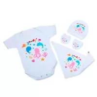 Body Manga Curta Liso 100% Poliéster branco (37x22cm). Tamanho único 2 a 12 meses, Babador tipo bandana Liso 100% Poliéster branco com fecho metálico (20x16cm). Tamanho único 2 a 12 meses. Touca Branca 100% Poliéster tamanho Único de 2 a 12 meses (15x14cm).  Luvas Branca 100 % Poliéster Tamanho Único (9x6cm). Observação: os punhos da touca e luvas o tecido é em suedine.