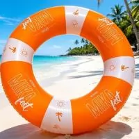 Bóia de cintura inflável, confeccionada em pvc pneumático, espessura 0,25mm na medida de 76cm de diâmetro externo (vazio), aplicação de válvula para enchimento e impressão em serigrafia.