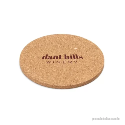 Bolacha para chopp personalizada - Prático, sustentável e elegante, o porta-copos de cortiça é uma excelente opção de brinde corporativo. Possui formato quadrado com cantos arredondados, combinando proteção para superfícies com uma apresentação natural e sofisticada.  Produzido em cortiça natural e com certificação EU Food Grade, é ideal para empresas que buscam um brinde útil e alinhado a uma proposta mais sustentável.