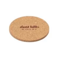 Prático, sustentável e elegante, o porta-copos de cortiça é uma excelente opção de brinde corporativo. Possui formato quadrado com cantos arredondados, combinando proteção para superfícies com uma apresentação natural e sofisticada.  Produzido em cortiça natural e com certificação EU Food Grade, é ideal para empresas que buscam um brinde útil e alinhado a uma proposta mais sustentável.