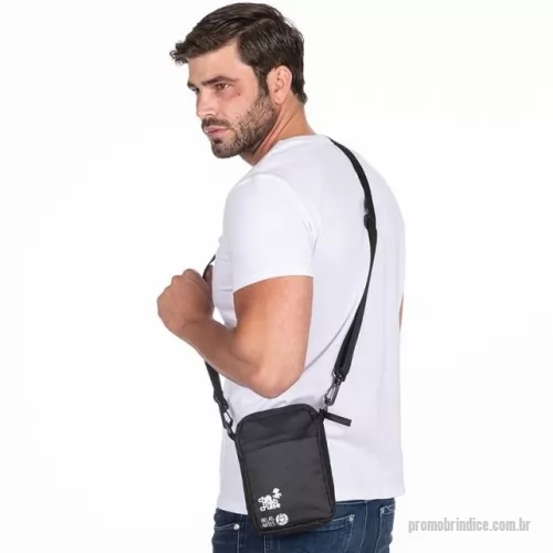 Bolsa carteiro personalizada - Bolsa carteiro Personalizada 12180206 com sua logomarca. 20 anos ajudando a cotar Brindes Promocionais com várias empresas num único clique. Shoulder Bag em nylon com bolso interno e externo frontal com ziper forro em nylon resinado- alça tiracolo 30mm x 120mm com regulador e mosquetão - medida 13x19x5.Shoulder Bag em nylon com bolso interno e externo frontal com ziper forro em nylon resinado- alça tiracolo 30mm x 120mm com regulador e mosquetão - medida 13x19x5.Bolsa carteiro Personalizada, 149033, Multipacks Brasil. Clique e Cote no Portal PromoBríndice!
