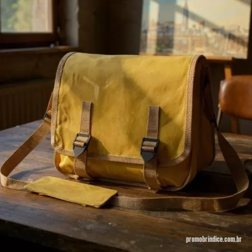 Bolsa carteiro personalizada - BOLSA EM LONA ENCERADA COM 2 DIVISÕES E BOLSO EXTERNO! MEDIDAS: 32X37X20CM.