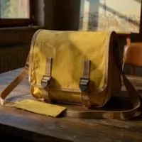 BOLSA EM LONA ENCERADA COM 2 DIVISÕES E BOLSO EXTERNO! MEDIDAS: 32X37X20CM.