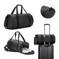 Bolsa esportiva em formato cilíndrico adequado para levar o imprescindível para os seus treinos e atividades. Composto por poliéster reciclado 600D de alta densidade com revestimento resistente à água e forro em poliéster reciclado 210D. Possui um co