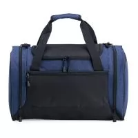 Bolsa de 46 litros em nylon resistente à água, quatro compartimentos, bolso lateral telado para tênis. Alça transversal regulável.