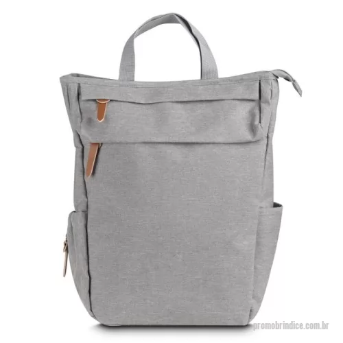 Bolsa de Ombro personalizada - Mochila funcional em poliéster e couro sintético com alça de ombro, dois bolsos frontais com zíper e dois bolsos laterais.