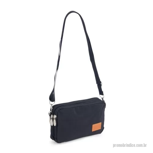 Bolsa de Ombro personalizada - Bolsa de ombro em nylon resistente à água, com três compartimentos, alça regulável e etiqueta com espaço para personalização em couro sintético. Executando o papel de ser um bolso extra para guardar e encontrar rapidamente os acessórios do dia a dia.