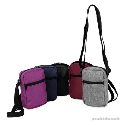 Bolsa de Ombro personalizada - Bolsa de ombro resistente à água, confeccionada em poliéster mesclado com PVC, com fechamento em zíper e alça ajustável. Possui divisória em tela de nylon no compartimento interno e um bolso frontal para a organização de objetos.  Altura :  19 cm  Largura :  13 cm  Profundidade :  5,5 cm