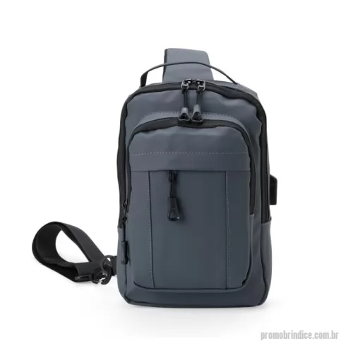 Bolsa de Ombro personalizada - Buscando conforto e versatilidade para carregar tudo o que precisa? Nossa mochila de ombro de 8 litros é a escolha ideal! Feita em couro sintético e resistente à água, ela é perfeita para manter tudo organizado e ao alcance. Com 4 compartimentos, incluindo bolso para tablet e entrada USB , e alça ajustável com detalhe refletivo. Perfeita para quem valoriza organização e um estilo mais casual em seu dia a dia.   Altura :  30 cm  Largura :  18 cm  Profundidade :  7,5 cm