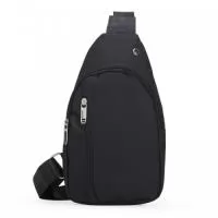 Bolsa de ombro em nylon com 2 compartimentos e bolso interno, possui saída para fone de ouvido. Alça transversal com opção de regulagem.
