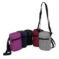 Bolsa de ombro resistente à água, confeccionada em poliéster mesclado com PVC, com fechamento em zíper e alça ajustável. Possui divisória em tela de nylon no compartimento interno e um bolso frontal para a organização de objetos.  Altura :  19 cm  Largura :  13 cm  Profundidade :  5,5 cm
