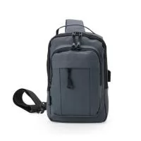 Buscando conforto e versatilidade para carregar tudo o que precisa? Nossa mochila de ombro de 8 litros é a escolha ideal! Feita em couro sintético e resistente à água, ela é perfeita para manter tudo organizado e ao alcance. Com 4 compartimentos, incluindo bolso para tablet e entrada USB , e alça ajustável com detalhe refletivo. Perfeita para quem valoriza organização e um estilo mais casual em seu dia a dia.   Altura :  30 cm  Largura :  18 cm  Profundidade :  7,5 cm