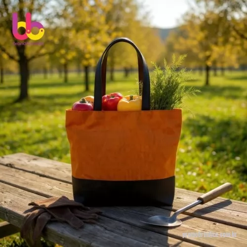 Bolsa de praia personalizada - DESCRIÇÃO: SACOLA EM ALGODÃO COM FAIXA E ALÇA  EM COURO SINTÉTICO. FECHAMENTO EM  BOTÃO IMÃ. C34XA40XF11CM COM  ALÇAS DE 55CM