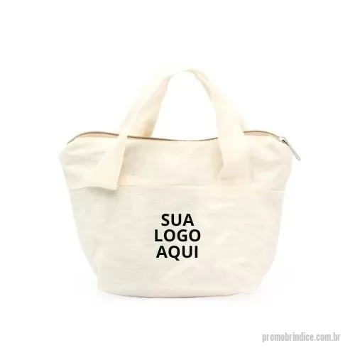 Bolsa de viagem ecológica personalizada - Bolsa de Algodão com Zíper - Praticidade e Elegância em Um Só Produto! Apresente sua marca com estilo e funcionalidade com nossa Nécessaire de Algodão com Zíper. Um brinde exclusivo que combina qualidade, praticidade e elegância, ideal para promover a sua empresa de maneira memorável. Características do Produto: Material: Confeccionada em algodão 100% natural, garantindo durabilidade e um toque suave. Design: Frente e verso lisos, com alças práticas para facilitar o transporte e um zíper seguro para proteger seus pertences. Dimensões: Altura de 14,5 cm, largura de 23 cm e profundidade de 9 cm, proporcionando espaço suficiente para armazenar diversos itens pessoais. Personalização: Personalize com o logo ou design da sua empresa, disponível em várias cores para atender às suas necessidades específicas. Sustentabilidade: Uma opção ecológica que reduz o uso de materiais sintéticos, contribuindo para a preservação do meio ambiente. 