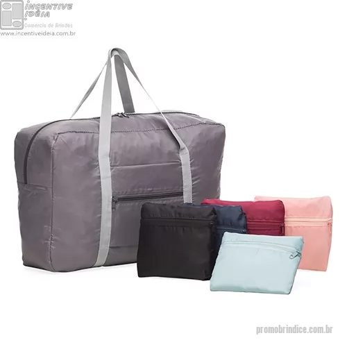 Bolsa de viagem personalizada - Bolsa de viagem dobrável confeccionada em poliéster e alça para mãos em nylon. Possui bolso principal na parte superior, bolso frontal também utilizado como um estojo para armazenamento do próprio produto e com área para encaixe em malas com puxador