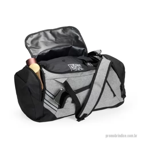 Bolsa de viagem personalizada - Bolsa de Viagem Poliéster – 32 Litros  Descrição: Bolsa de viagem confeccionada em poliéster resistente à água, com capacidade para até 32 litros. Versátil, possui alças acolchoadas e ajustáveis para as costas, permitindo que também seja utilizada como mochila. Além do compartimento interno principal, conta com três bolsos externos, incluindo um bolso exclusivo para tênis, ideal para manter itens separados e organizados. Acompanha alça transversal removível, oferecendo mais praticidade no transporte.  Especificações:  Material: Poliéster resistente à água  Capacidade: 32 L  Funções:  Uso como bolsa de viagem  Uso como mochila (alças acolchoadas e ajustáveis)  Compartimentos:  Compartimento interno principal  3 bolsos externos  1 bolso dedicado para tênis  Alças:  Alças traseiras acolchoadas e ajustáveis  Alça transversal removível  Dimensões:  Altura: 26,5 cm  Largura: 44 cm  Profundidade: 30 cm  Área aproximada para gravação (CxL):  12 cm × 16 cm  Peso aproximado: 531 g