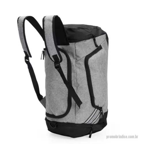 Bolsa de viagem personalizada - Descrição: Bolsa de viagem confeccionada em poliéster resistente à água e capacidade para até 32 litros. Possui alças ajustáveis e acolchoadas para as costas, o que permite seu uso também como mochila. Além do compartimento interno principal, conta com três bolsos externos, incluindo um dedicado para tênis. Acompanha alça transversal removível.  Altura :  26,5 cm  Largura :  44 cm  Profundidade :  30 cm