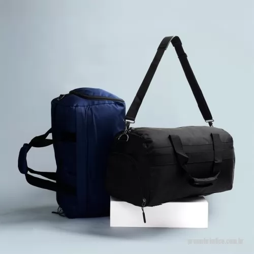 Bolsa de viagem personalizada - Bolsa confeccionada em Oxford resistente à água com fechamento em zíper e capacidade para até 27 litros. Possui compartimento lateral para tênis, bolso frontal com revestimento em PVC para guardar itens úmidos e faixa posterior para acoplar em malas. Conta ainda com duas alças fixas em nylon e suporte de juntura. Acompanha alça transversal ajustável.
