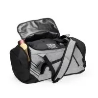 Bolsa de Viagem Poliéster – 32 Litros  Descrição: Bolsa de viagem confeccionada em poliéster resistente à água, com capacidade para até 32 litros. Versátil, possui alças acolchoadas e ajustáveis para as costas, permitindo que também seja utilizada como mochila. Além do compartimento interno principal, conta com três bolsos externos, incluindo um bolso exclusivo para tênis, ideal para manter itens separados e organizados. Acompanha alça transversal removível, oferecendo mais praticidade no transporte.  Especificações:  Material: Poliéster resistente à água  Capacidade: 32 L  Funções:  Uso como bolsa de viagem  Uso como mochila (alças acolchoadas e ajustáveis)  Compartimentos:  Compartimento interno principal  3 bolsos externos  1 bolso dedicado para tênis  Alças:  Alças traseiras acolchoadas e ajustáveis  Alça transversal removível  Dimensões:  Altura: 26,5 cm  Largura: 44 cm  Profundidade: 30 cm  Área aproximada para gravação (CxL):  12 cm × 16 cm  Peso aproximado: 531 g