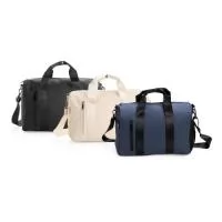 	Bolsa confeccionada em couro sintético impermeável com fechamento em zíper e capacidade máxima de 20 litros. Apresenta compartimento interno revestido em nylon e bolso dedicado a objetos menores. Possui dois compartimentos externos em tamanhos diferentes, bolso em tela de nylon e três alças: duas de mão e uma transversal removível.