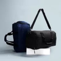 Bolsa confeccionada em Oxford resistente à água com fechamento em zíper e capacidade para até 27 litros. Possui compartimento lateral para tênis, bolso frontal com revestimento em PVC para guardar itens úmidos e faixa posterior para acoplar em malas. Conta ainda com duas alças fixas em nylon e suporte de juntura. Acompanha alça transversal ajustável.