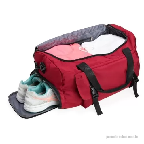 Bolsa Esportiva personalizada - Bolsa esportiva de 39 litros em nylon resistente à água com três compartimentos, sendo um deles exclusivos para tênis. Compartimento principal com bolso de zíper exclusivo para itens molhados. Com bolso lateral telado e alças de mãos com suporte de juntura, a bolsa contém alça transversal removível e alça para engate em malas de viagem.