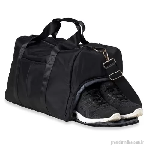 Bolsa Esportiva personalizada - Bolsa esportiva de 35 litros em poliéster resistente à água com cinco compartimentos, sendo dois deles exclusivos para tênis e itens molhados. Contém bolso para encaixe em malas de viagem, bolso interno, alça de mão lateral extra e acompanha alça transversal.  Material : Poliéster Altura : 28,8 cm Profundidade : 24,3 cm Comprimento : 50,8 cm Medidas aproximadas para gravação (CxL): 10 cm X 15,5 cm Peso aproximado (g): 459