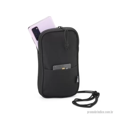 Bolsa Esportiva personalizada - Bolsa Transversal de ombro feita em rPET resistente à água, com compartimento principal e um bolso frontal externo, além da alça regulável. É a praticidade para guardar e encontrar rapidamente os itens do dia a dia, além de ser um acessório estiloso 