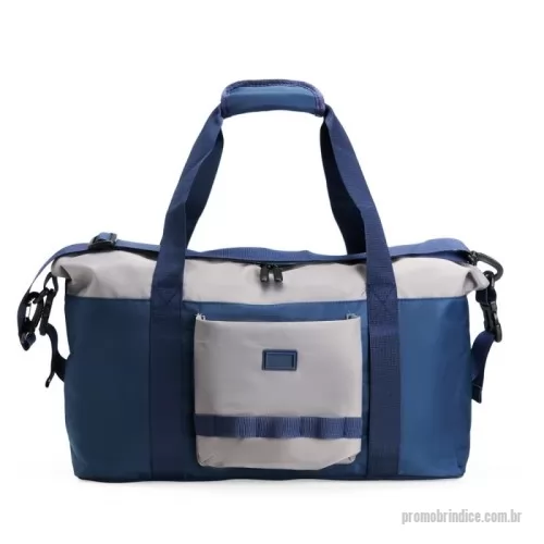 Bolsa Esportiva personalizada - Uma bolsa esportiva de 18 litros sob medida para transportar uniformes, calçados e outros tipos de equipamentos esportivos. Feita com poliéster e malha, ela é resistente à água, protegendo tudo o que está dentro contra chuva e respingos de água, o que a transforma em uma companhia excelente para treinos e atividades práticas ao ar livre. A bolsa traz dois bolsos externos e outros dois na parte interna, aumentando as possibilidades de organizar roupas e equipamentos de maneira harmoniosa. Uma bolsa igualmente versátil na hora de carregá-la com o seu par de alças para mãos fixas que contam com uma liga com fechamento em velcro para juntar o par e facilitar o transporte, além de uma alça transversal para ombros removível e ajustável.