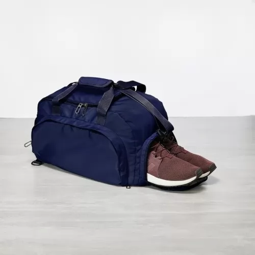 Bolsa Esportiva personalizada - Descrição: Bolsa esportiva com capacidade de até 28 litros em poliéster resistente à água com cinco compartimentos, incluindo espaço exclusivos para tênis, itens molhados e para o armazenamento da alça de costas, o que permite utilizá-la como mochila. Possui ainda alça transversal removível, alças de mãos com suporte de juntura.  Altura :  20 cm  Largura :  43 cm  Profundidade :  21 cm