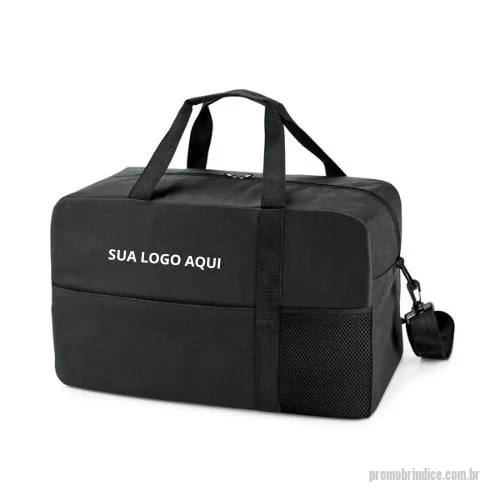 Bolsa Esportiva personalizada - A Bolsa Esportiva em 600D é resistente, prática e ideal para treinos, viagens ou uso diário. Possui bolso frontal com zíper, bolso lateral em tela mesh e alça de ombro ajustável com reforço, garantindo conforto e praticidade no transporte. Com capacidade de até 29 L, é perfeita para carregar roupas, acessórios e equipamentos esportivos. Um brinde corporativo funcional e de grande impacto, que pode ser personalizado com o logo da sua empresa.