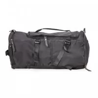 Bolsa esportiva de 25 litros em poliéster de impacto impermeável com três compartimentos, sendo um deles exclusivos para tênis. Compartimento principal com dois bolsos, sendo um deles com zíper exclusivo para itens molhados. Com bolsos laterais e duas alças de mãos, a bolsa contém alças de compensação, alça transversal removível e alças para as costas ocultas no compartimento inferior, podendo ser transportada como mochila.